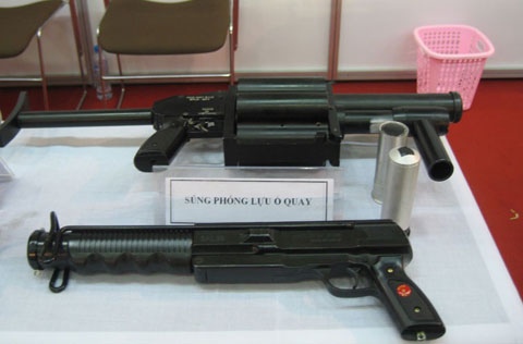  Hai loại súng dùng phục vụ hoạt động bảo đảm an ninh của cảnh sát. Một trong 2 loại này là súng phóng lựu ổ quay tự động.