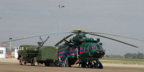 Máy bay trực thăng của Trung đoàn Không quân vận tải 703 được tiếp dầu chuẩn bị thực hành nhiệm vụ. Các phi công QĐND Lào được đào tạo cơ bản ở Nga, Việt Nam...đang trao đổi cùng nhau trước khi cất cánh...