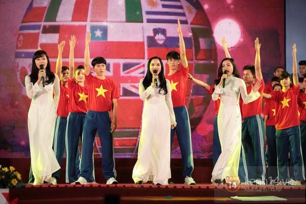 Mặc trời mưa, đoàn VĐV Việt Nam vẫn nhiệt tình dự lễ xuất quân SEA Games 27 11