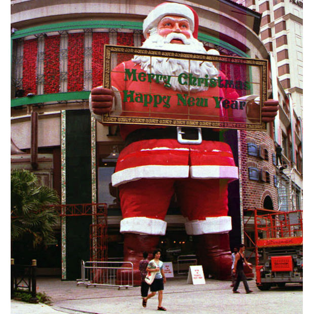
	Một ông già Noel cao 15,6m, ngang rộng 11m và dày 4m đứng ở cổng vào Siêu thị Tanglin, Singapore, từ 10/11/1996 đến ngày 3/01/1997. Bức tượng này nặng 2,5 tấn và được chế tạo từ bọt tổng hợp và kim loại.