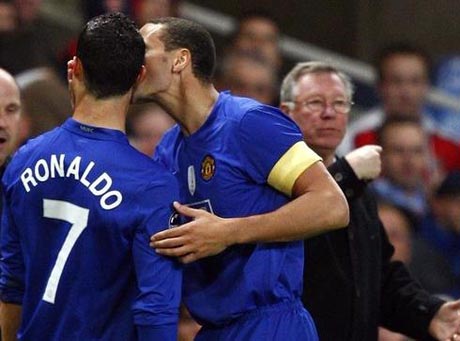 
	Rio Ferdinand hôn Cris Ronaldo