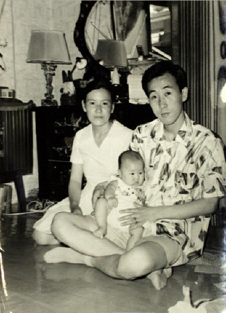 Ban Ki-Moon và Yoo Soon-taek cưới nhau vào năm 1971. Họ bắt đầu yêu nhau từ thời học trung học. Vợ chồng ông Ban Ki-Moon chụp ảnh cùng cô con gái đầu lòng vào năm 1972. Họ sau đó đã sinh thêm 2 đứa con nữa.