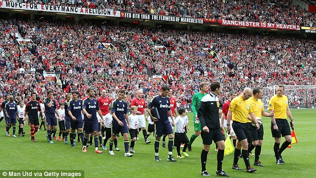 Sir Alex “phát cuồng” trong trận huyền thoại Man United vs huyền thoại Real