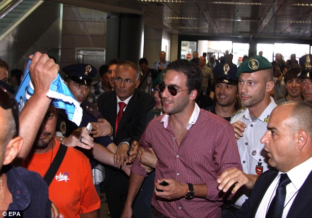
	Higuain hạnh phúc trước sự chào đón của NHM Napoli