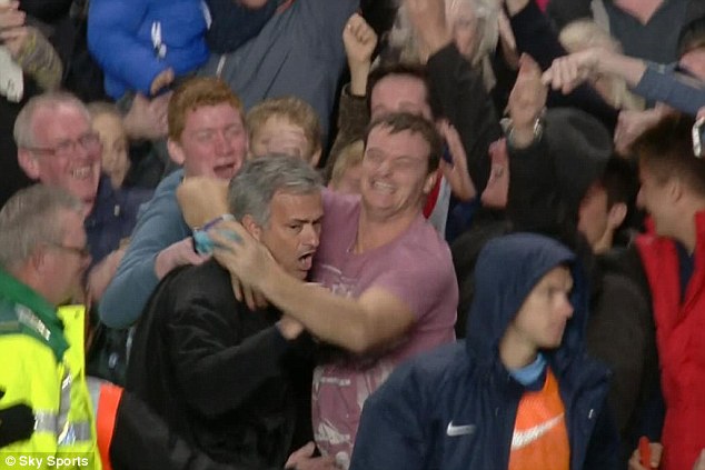  	Mourinho tới chỗ con trai và nhận được tình cảm cuồng nhiệt của fan Chelsea