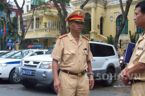 
	Đại tá Đào Vịnh Thắng đang trực tiếp chỉ đạo công tác phòng chống bão lụt