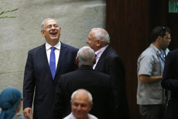 Thủ tướng Israel Benjamin Netanyahu (trái) cười khoái chí khi tới tham dự buổi khai mạc phiên họp mùa đông của quốc hội ở Jerusalem.