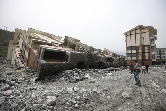 Một tòa nhà chung cư bị đổ sau lũ lụt tại thành phố Bành Châu, Tứ Xuyên, Trung Quốc.