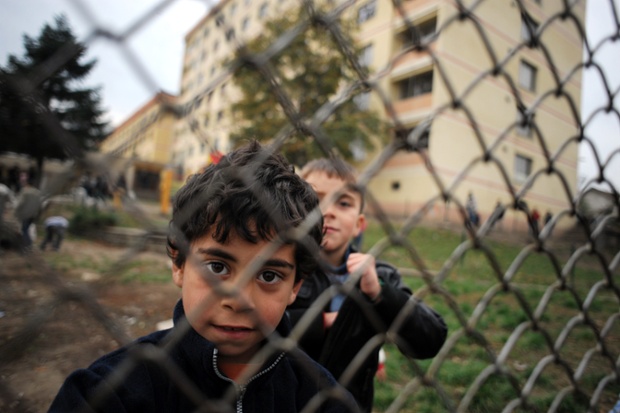 Trẻ em nhìn ra ngoài từ trong một tại tị nạn ở Sofia, Bulgaria.