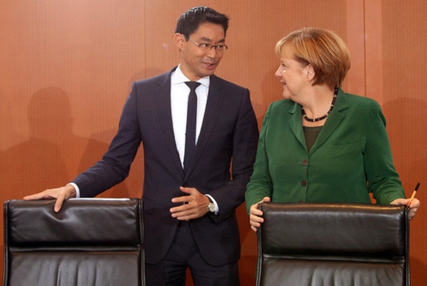  	Ông Philipp Rosler và Thủ tướng Đức Angela Merkel trong cuộc hội Nội các liên bang hàng tuần cuối cùng của chính phủ cũ ngày 18/9 tại Berlin.