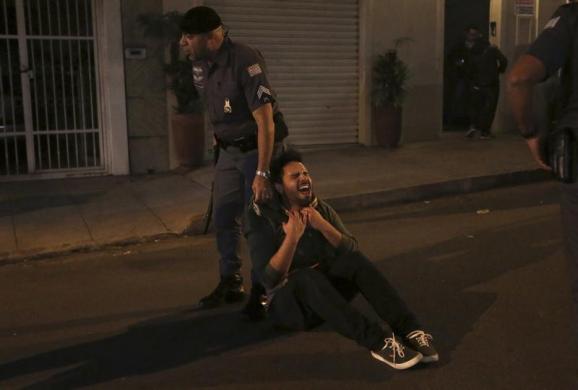Cảnh sát bắt giữ một người biểu tình chống lại chính quyền ở bang Sao Paulo, Brazil.