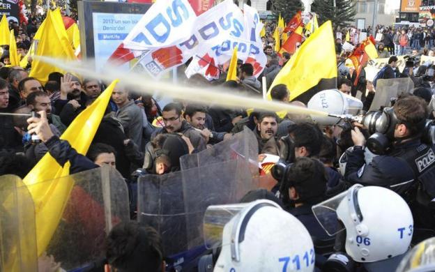 Cảnh sát sử dụng hơi cay để giải các giáo viên biểu tình phản đối chính sách giáo dục ở thủ đô Ankara, Thổ Nhĩ Kỳ.