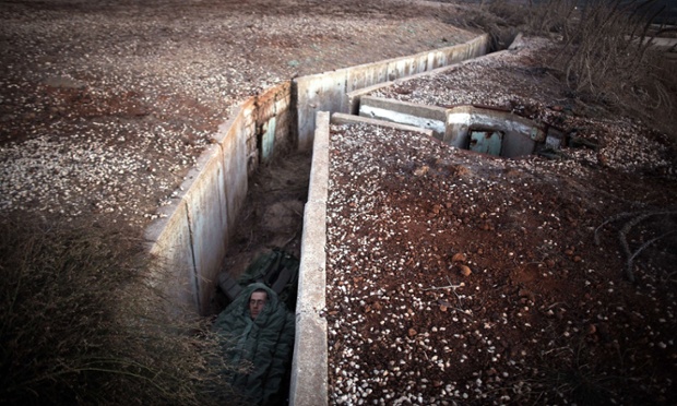Một binh sĩ Israel ngủ dưới boongke tại khu vực huấn luyện quân sự ở Cao nguyên Golan.
