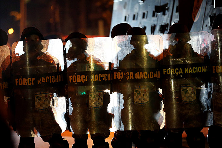 TG 7 ngày qua ảnh: Pháo hoa 'nhuộm đỏ' nước sông ở Mỹ