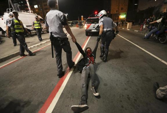 Cảnh sát bắt giữ một người biểu tình quá khích tại bang Sao Paulo, Brazil.