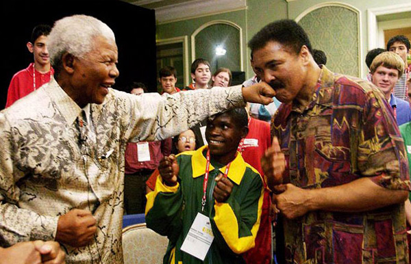 	Nelson Mandela giơ nắm đấm trêu đùa vận động viên quyền anh Muhammad Ali năm 2003.