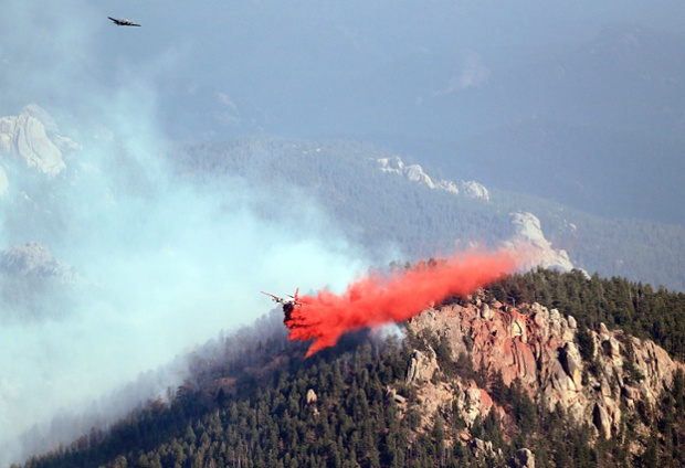 Máy bay thả hóa chất ngăn cháy xuống một đám cháy rừng ở Pine, Colorado, Mỹ.