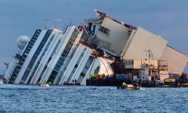 Du thuyền Costa Concordia bắt đầu được dựng đứng chở lại sau khi bị lật nghiêng ở ngoài khơi Giglio Porto, Italia.