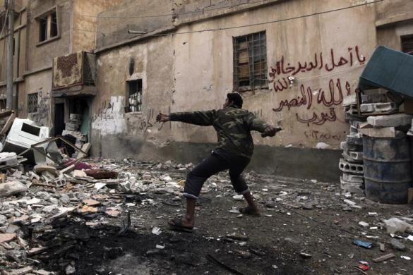 Chiến binh phiến quân cầm ném bom tự chế nhằm vào lực lượng quân đội chính phủ ở Deir al-Zor, Syria.