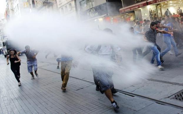 Cảnh sát chống bạo động sử dụng vòi rồng phun nước để giải tán những người biểu tình chống chính phủ ở Istanbul, Thổ Nhĩ Kỳ.
