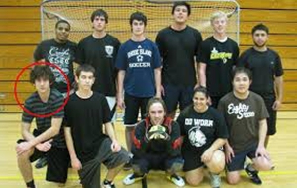 
	Dzhokhar Tsarnaev cùng các thành viên đội bóng đá của trường.