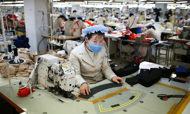 Các công nhân Triều Tiên làm việc tại một nhà máy trong khu công nghiệp Kaesong.