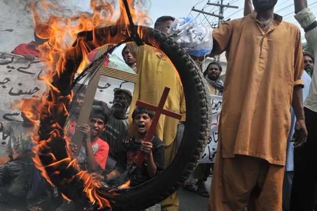 Người theo đạo Cơ-đốc đốt lốp xe trong khi biểu tình phản đối một vụ đánh bom tự sát tại một nhà thờ ở Peshawar, Pakistan.