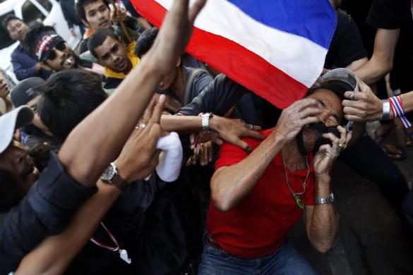 Những người biểu tình chống chính phủ tấn công một người đàn ông tại thủ đô Bangkok, Thái Lan.