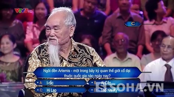  	Bác lắng nghe phần trả lời trợ giúp của khán giả trong trường quay (Ảnh cắt ra từ clip)