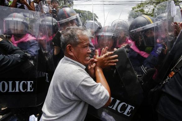 Người biểu chống chính phủ đụ độ với cảnh sát chống bạo động trước tòa nhà quốc hội ở Bangkok, Thái Lan.