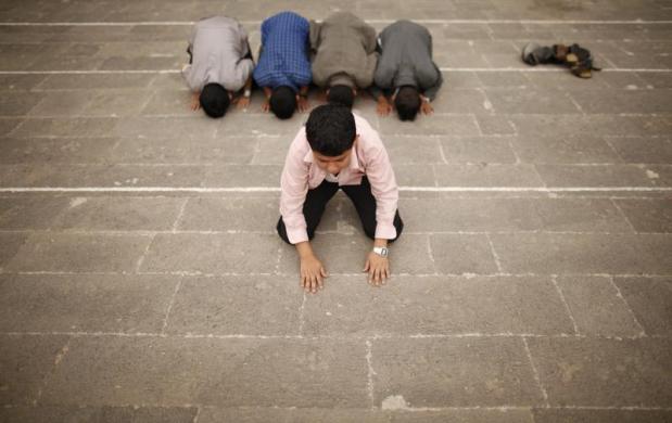 Các cậu bé cầu nguyện tại nhà thờ Grand trong ngày thứ 11 của tháng lễ Ramadan của đạo Hồi ở Sanaa, Yemen.
