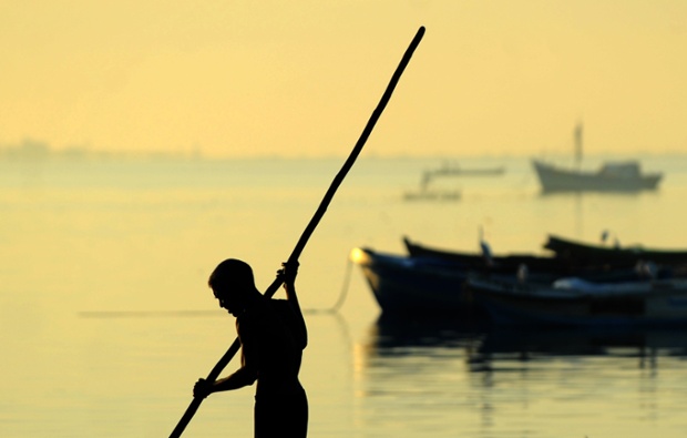 Ngư dân chèo thuyền dọc bờ biển ở Jaffna, Sri Lanka.