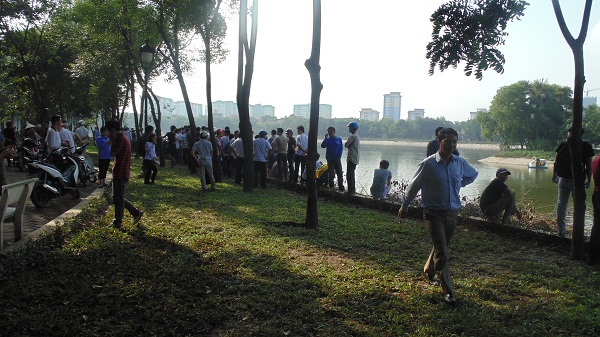 Rất đông người dân đứng xung quanh Hồ Linh Đàm theo dõi vụ việc.