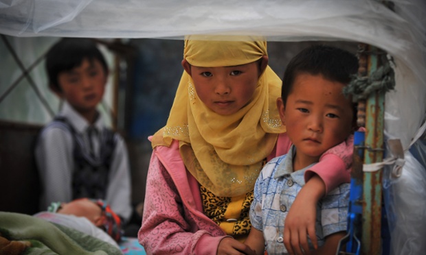 Trẻ em bị mất nhà do động đất đang phải sống tại một trại tị nạn thạm thời tại thành phố Định Tây thuộc tỉnh Cam Túc, Trung Quốc.