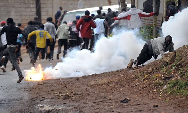 Cảnh sát bắt đạn hơi cay để giải tán những người hôi của đang bao vây xung quanh trung tâm thương mại Westgate ở Nairobi, Kenya.
