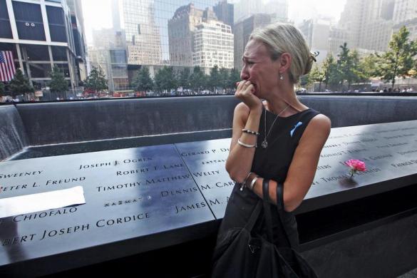 Bà Carrie Bergonia khóc khi nhìn thấy tên chồng tại khu tưởng niệm 11/9 ở New York, Mỹ.