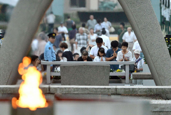 Mọi người cầu nguyện cho những nạn nhân trong vụ ném bom hạt nhân vào năm 1945 tại công viên Hòa bình ở Hiroshima, Nhật Bản, nhân kỷ niệm 68 năm vụ ném bom nguyên tử đầu tiên trên thế giới xuống thành phố này..