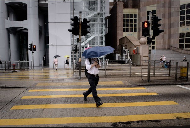 Đường phố Hong Kong rất thưa thớt tại thời điểm trước khi siêu bão Utor.