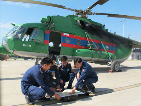 Các phi công QĐND Lào được đào tạo cơ bản ở Nga, Việt Nam...đang trao đổi cùng nhau trước khi cất cánh...