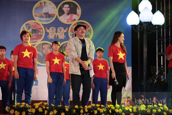 Mặc trời mưa, đoàn VĐV Việt Nam vẫn nhiệt tình dự lễ xuất quân SEA Games 27 12