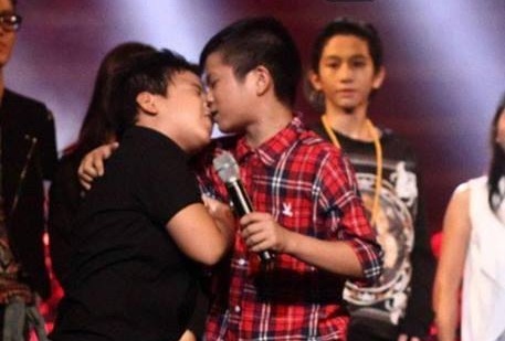 Clip ghi lại 'nụ hôn đồng tính' của Quang Anh The Voice Kids