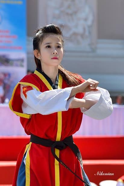 Sốt với các tư thế trên sàn đấu của nữ VĐV xinh đẹp Taekwondo