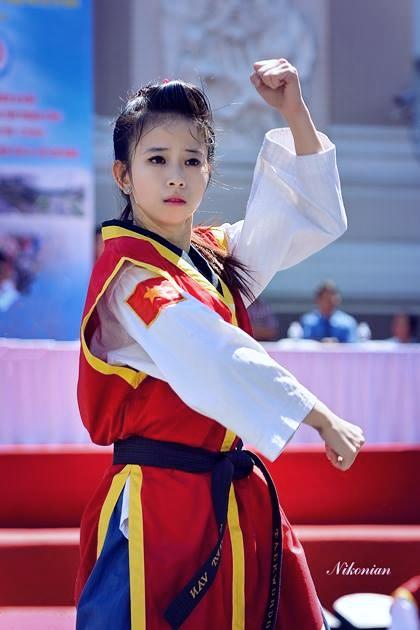 Sốt với các tư thế trên sàn đấu của nữ VĐV xinh đẹp Taekwondo