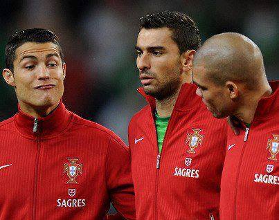 	Cris Ronaldo làm mặt gì vậy?