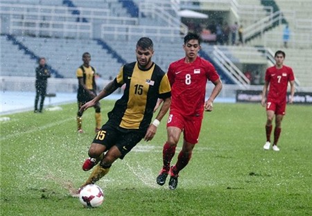  	U23 Singapore (áo đỏ) càng đá càng hay