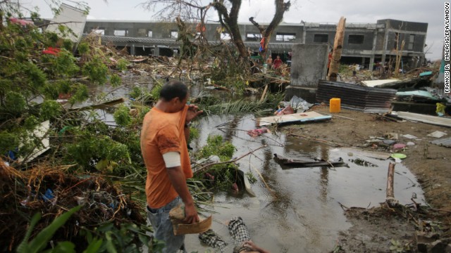 Thi thể nạn nhân thiệt mạng la liệt trên đường phố ở Tacloban.