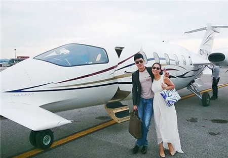 Thu Minh tậu máy bay 120 tỷ, vợ chồng Thu Phương pose ảnh xì tin