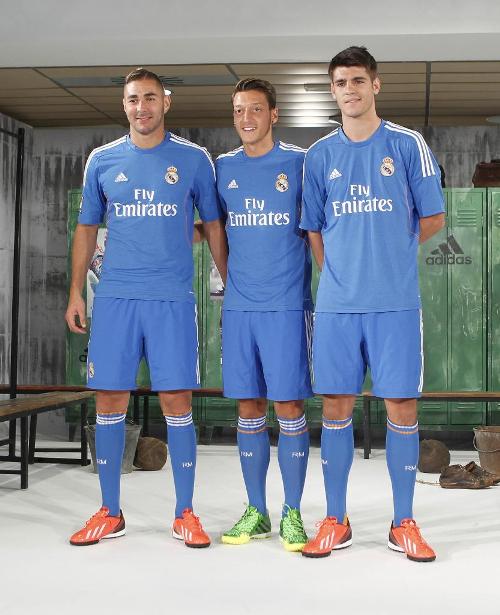 
	Mẫu áo đấu sân khách của Real khá giống với mẫu áo của Chelsea
