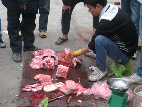 Thịt cá sấu được bán ngay vỉa hè giá từ 180 đến 200 ngàn đồng/kg