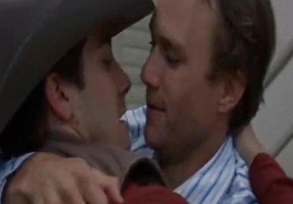 Một cảnh yêu đồng tính nổi tiếng khác là khoảnh khắc ôm hôn của Jake Gyllenhaal và Heath Ledger trong